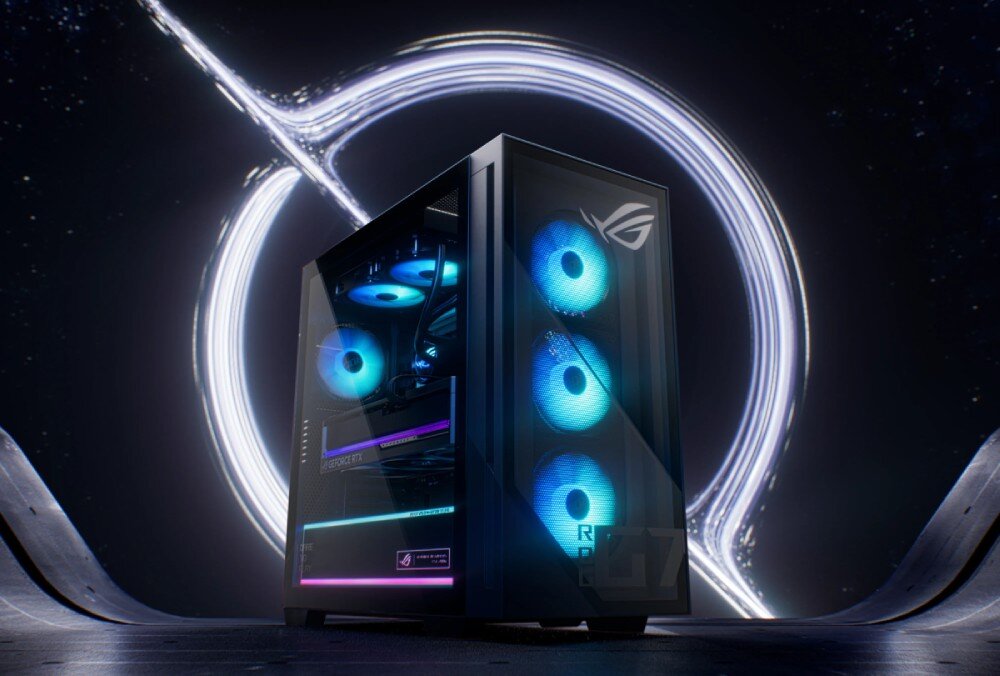 Komputer ASUS G700TF-09285K239W Komputer stacjonarny z trzema podświetlanymi wentylatorami RGB na froncie i wentylatorami w górnej części obudowy, ustawiony na tle kosmicznego pierścienia świetlnego, opis