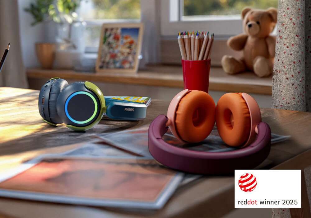 Słuchawki nauszne PHILIPS TAK4200CT dla dzieci bezpieczne w podróży i w domu, dwie pary słuchawek nausznych leżacych na stole