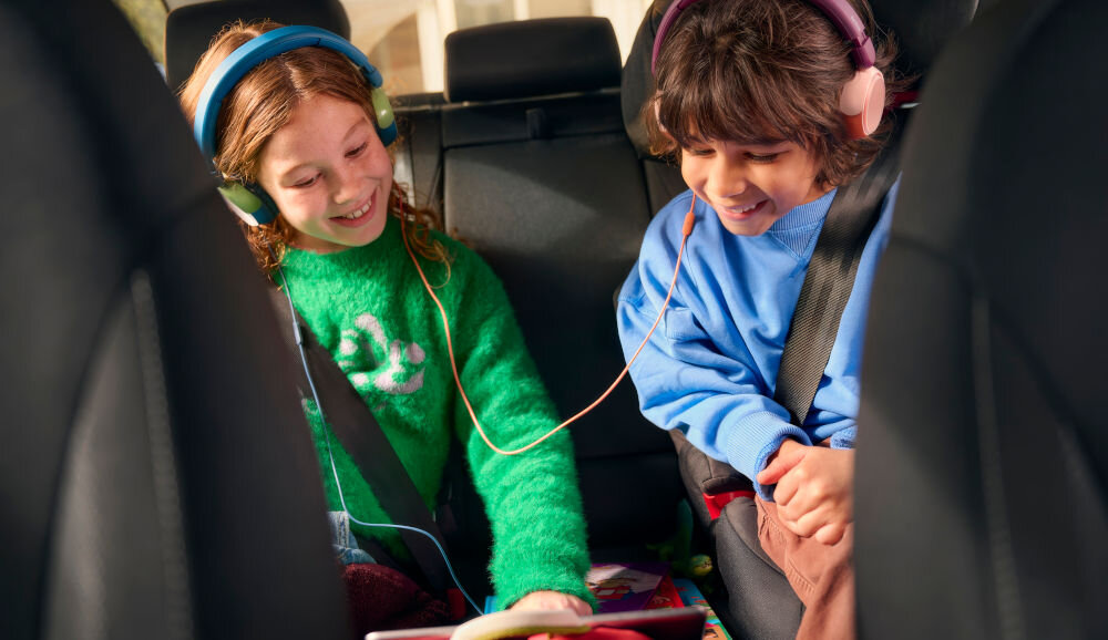 Słuchawki nauszne nauszne PHILIPS TAK2000MP bezpieczne dla dzieci i zabawa, dzieci z założonymi słuchawkami nausznymi siedzące w amochodzie