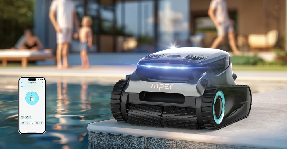 Robot do czyszczenia basenów AIPER Scuba S1 Pro robot stoi na brzegu basenu w tle dom i ludzie obok telefon z włączoną aplikacją w pełni obsługiwany przez aplikację mobilną AIPER zdalne sterowanie robotem wybór trybu pracy śledzenie postępów programowanie harmonogramu czyszczenia stacja bazowa unosząca się na wodzie