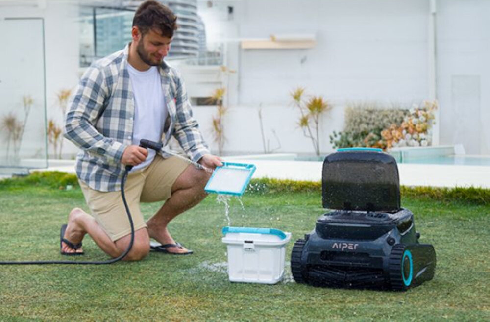 Robot do czyszczenia basenów AIPER Scuba S1 Pro robot z otwartą pokrywą osoba wyciąga pojemnik na filtr czyści go pod wodą z węża ogrodowego 30% większy pojemnik na brud w porównaniu do poprzednich modeli dwustopniowy system filtracji duży 5-litrowy pojemnik wewnętrzny pojemnik
