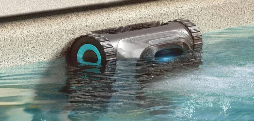 Robot do czyszczenia basenów AIPER Scuba S1 robot zanurzony w basenie widoczne szczotki gąsienicowy bieżnik lepsza przyczepność bardzo dobrze czyści ściany basenu i linię wody może poruszać się po ścianach nachylonych nawet pod kątem do 105°