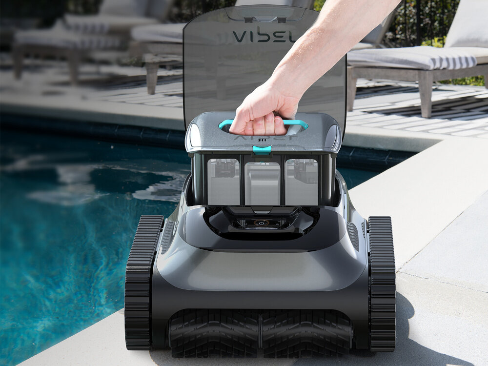 Robot do czyszczenia basenów AIPER Scuba S1 robot z otwartą pokrywą osoba wyciąga pojemnik na filtr trzy silniki - dwa napędowe i jeden pompy filtruje do 265 litrów wody na minutę duży 3,5 l pojemnik z podwójną filtracją system filtracyjny łatwy do wyjęcia i opłukania pod bieżącą wodą wewnętrzny pojemnik