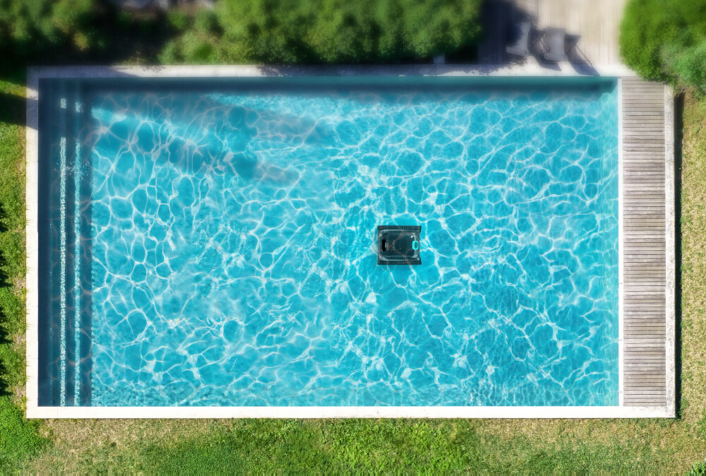 Robot do czyszczenia basenów AIPER Scuba S1 basen w ogrodzie widok z góry w basenie pływa robot woda trawa bezprzewodowy dla basenów osadzonych w gruncie o powierzchni do 150 m² i głębokości do 3 metrów zaawansowana technologia nawigacji do czyszczenia basenów prostokątnych i o nieregularnych kształtach średnica do 15000 cm