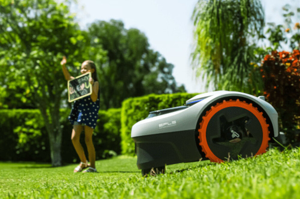 Robot koszący SEGWAY Navimow i105E robot kosi trawę pod górkę w tle bawi się dziecko zaawansowany napę staranne pozycjonowanie praca pochyłościach do 30% (17°) koszenie na pagórkowatym terenie