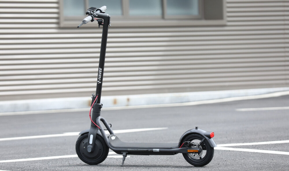 Hulajnoga elektryczna NAVEE V50i Pro 50km 350W 10 cali Czarny ulica hulajnoga na tle ściany do jazdy w mieście szybki środek transportu