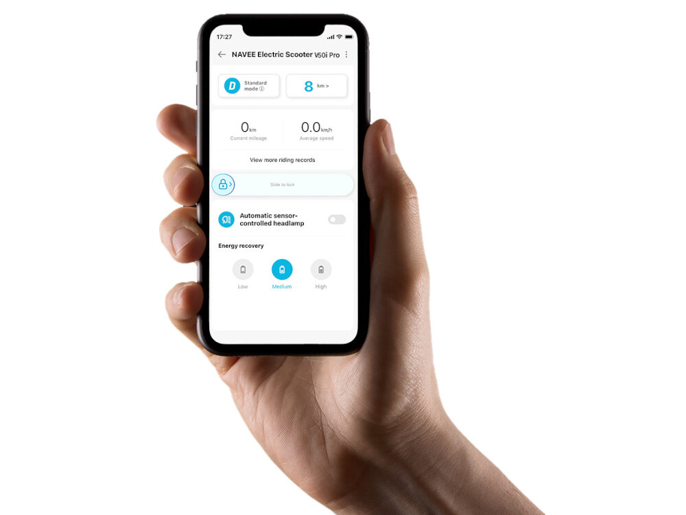 Hulajnoga elektryczna NAVEE V50i Pro 50km 350W 10 cali Czarny osoba trzyma telefon w dłoni z włączoną aplikacją moduł Bluetooth zarządzanie parametrami z poziomu dedykowanej aplikacji NAVEE App na systemy Android i iOS aplikacja Find Me na systemy iOS śledzenie pojazdu