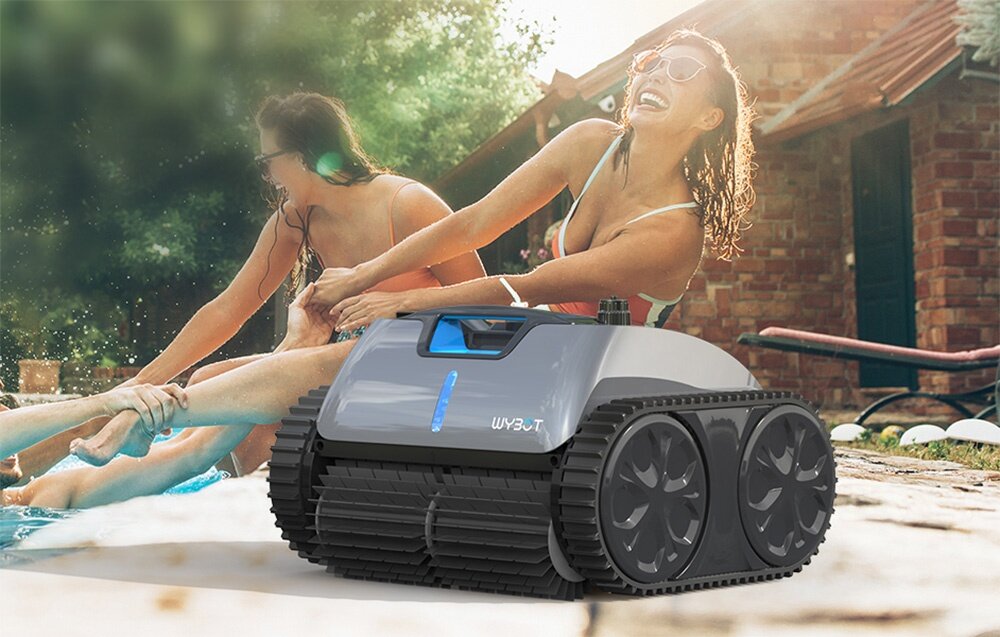 Robot do czyszczenia basenów WYBOT C1 Pro, silniki, moc, akumulator, wydajny, robot stoi frontem prawo skos w tle para korzystająca z kapięli na basenie
