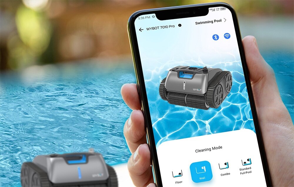 Robot do czyszczenia basenów WYBOT C1 Pro, smartfon, apliacja, WYBOT, tryby, w tle basen i robot, na pierwszym planie dłoń trzyma smartfon z włączoną aplikacją WYBOT