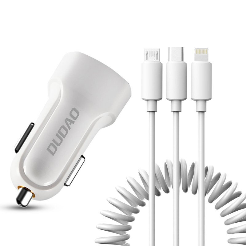 Na obrazie widoczna jest biała samochodowa ładowarka z dwoma portami USB oraz biały kabel z trzema różnymi końcówkami: Lightning, Typ C i Micro USB. Na ładowarce znajduje się napis \'DUDAO\'.