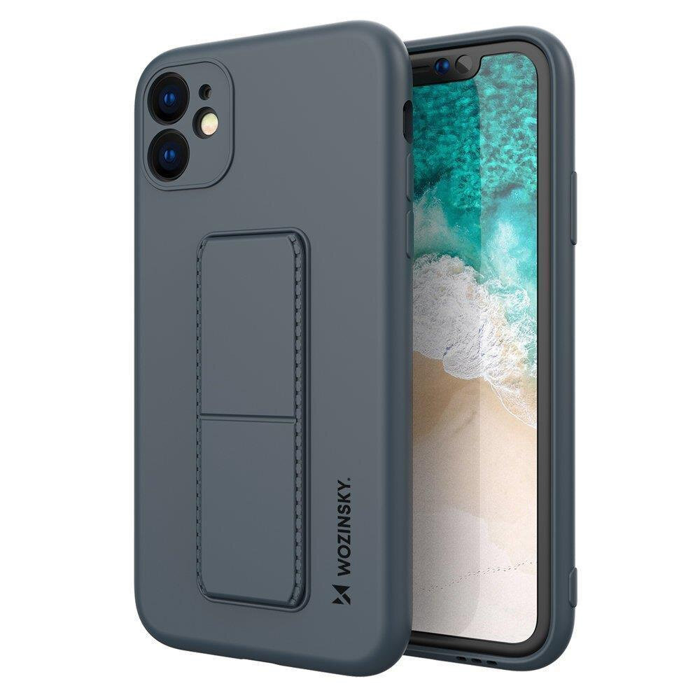 Na obrazie widoczne jest silikonowe etui na telefon w kolorze niebieskim z podstawką, z logo \'WOZINSKY\'. Etui jest założone na telefon, którego ekran wyświetla obraz plaży z morzem.