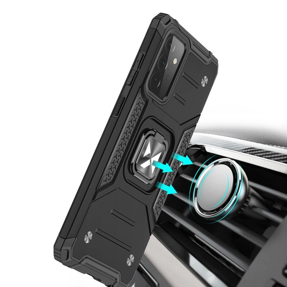 Czarne etui ochronne z magnetycznym uchwytem jest zamontowane na kratce wentylacyjnej samochodu. Etui ma pancerne wykończenie i widoczne są trzy obiektywy aparatu telefonu.