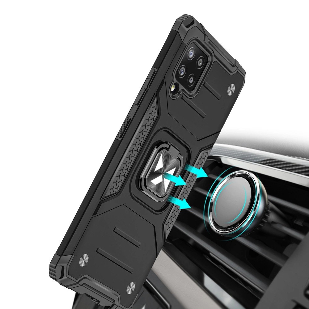 Czarne etui ochronne z metalowym uchwytem magnetycznym jest zamontowane na smartfonie, który jest przyciągany do okrągłego uchwytu w samochodzie. Etui ma wyraźne wzory i wzmocnione narożniki.