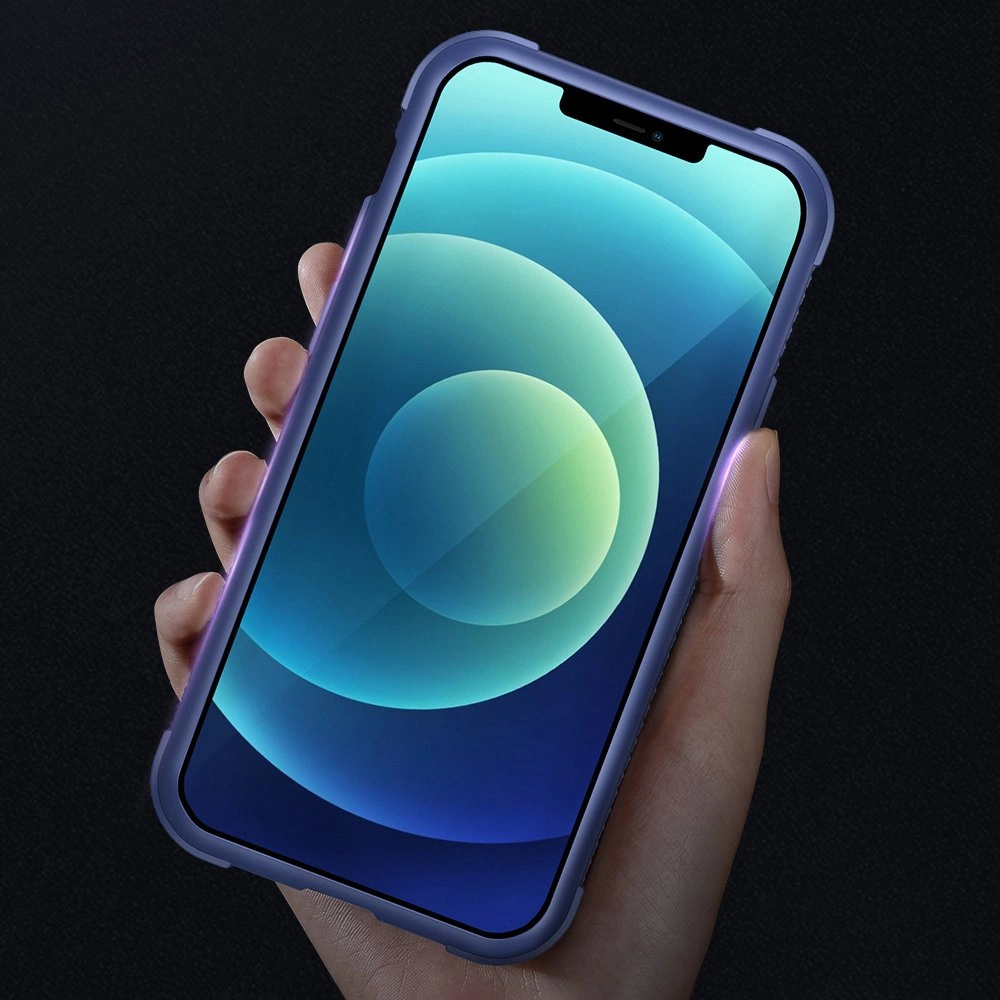Osoba trzyma smartfon w czarnym, pancernym etui. Na ekranie widoczna jest abstrakcyjna grafika z koncentrycznymi okręgami w odcieniach zieleni i niebieskiego.
