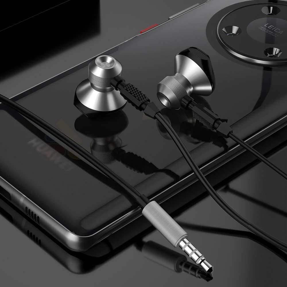 Na obrazie widoczne są metalowe słuchawki douszne z przewodem zakończonym wtykiem 3,5 mm mini jack. W tle znajduje się smartfon z logo \'Huawei\' i napisem \'Leica\'.