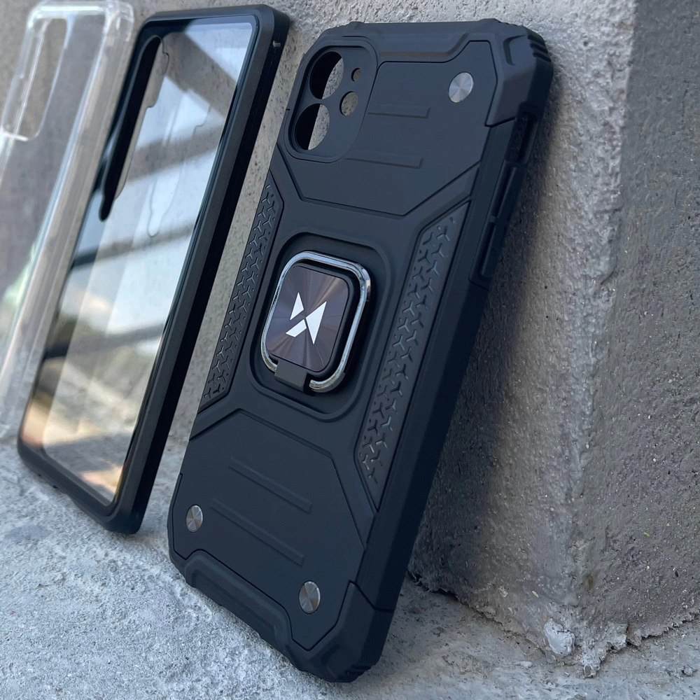 Na obrazie widoczne są dwa etui na telefon, jedno przezroczyste, a drugie czarne z magnetycznym uchwytem i wzorem w kształcie litery X. Etui znajdują się na betonowej powierzchni.