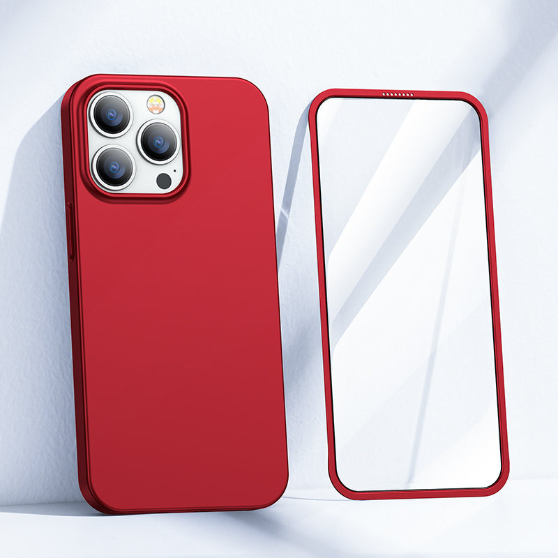 Na obrazie widoczne jest czerwone etui na telefon oraz szkło hartowane. Etui ma wycięcia na aparat z trzema obiektywami i lampą błyskową.