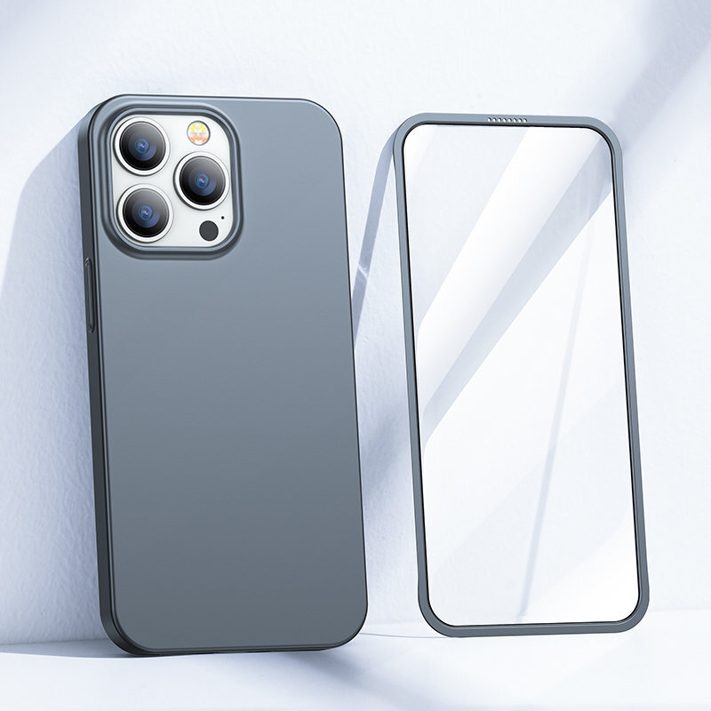 Na obrazie widoczne jest szare etui na telefon z trzema otworami na aparaty oraz szkło ochronne. Etui i szkło są ustawione na jasnym tle.