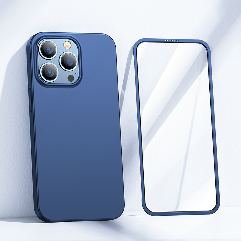Na obrazie widoczne jest niebieskie etui na telefon z trzema otworami na aparaty oraz szkło hartowane. Etui ma wzmocnione rogi i jest przeznaczone do iPhone 13 Pro Max.