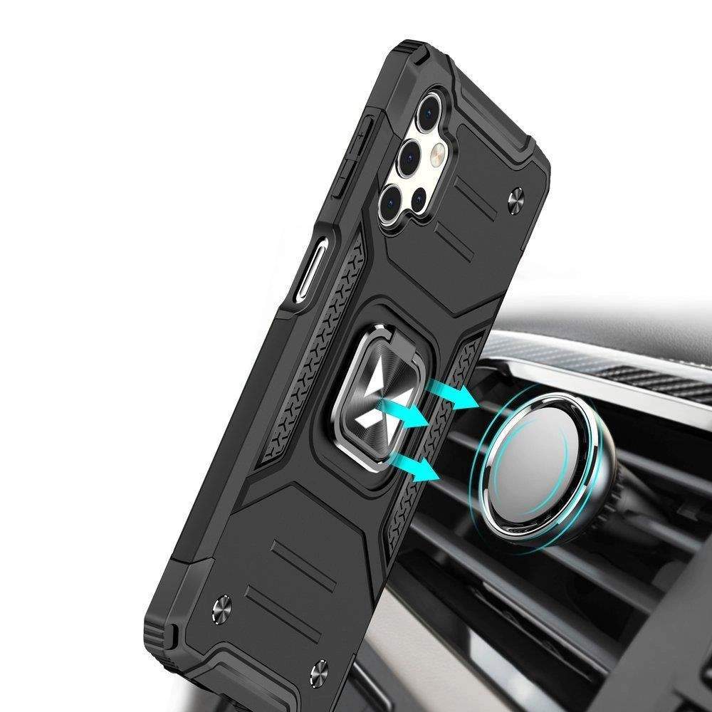 Czarne etui ochronne z metalowym uchwytem magnetycznym, zamontowane na kratce wentylacyjnej samochodu. Etui posiada wycięcia na aparat i przyciski boczne.