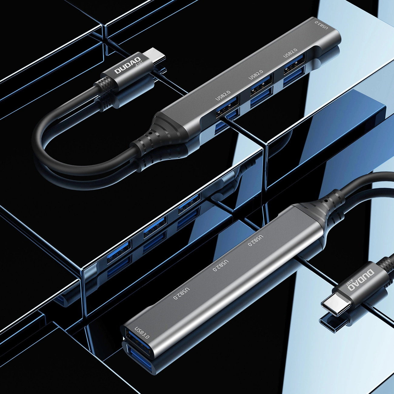 Na obrazie widoczny jest czarny hub USB-C z czterema portami USB-A, z czego trzy oznaczone są jako USB2.0, a jeden jako USB3.0. Na kablu widnieje logo \'DUDAO\'.