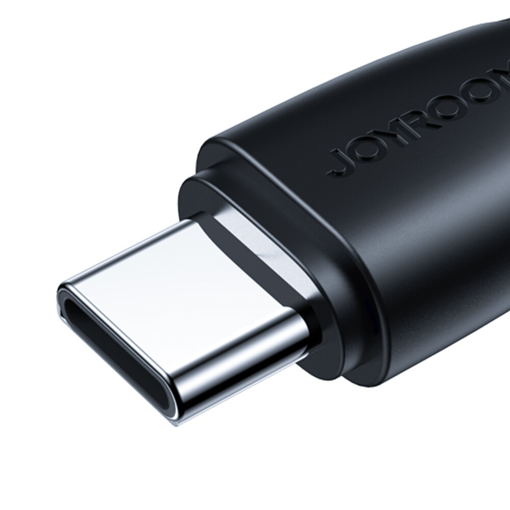 Zbliżenie na czarną końcówkę kabla USB-C z widocznym napisem \'JOYROOM\'.