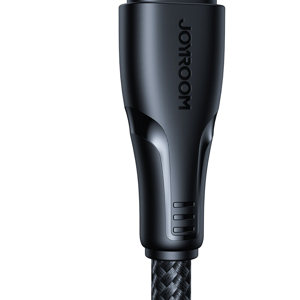 Czarny kabel z nylonowym oplotem, z widocznym napisem \'JOYROOM\' na złączu.