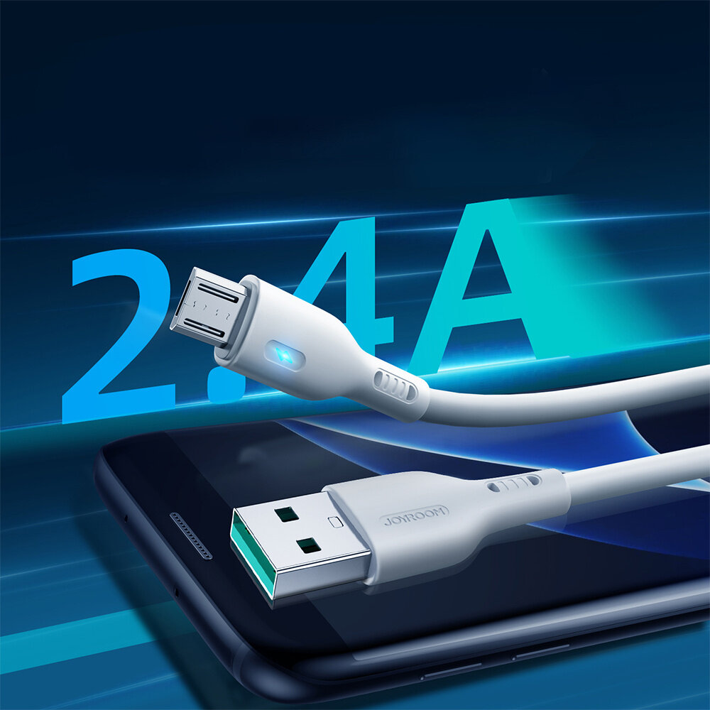 Obraz przedstawia biały kabel USB-A do Micro USB z podświetleniem, leżący na smartfonie. W tle widoczny jest napis \'2.4A\'.