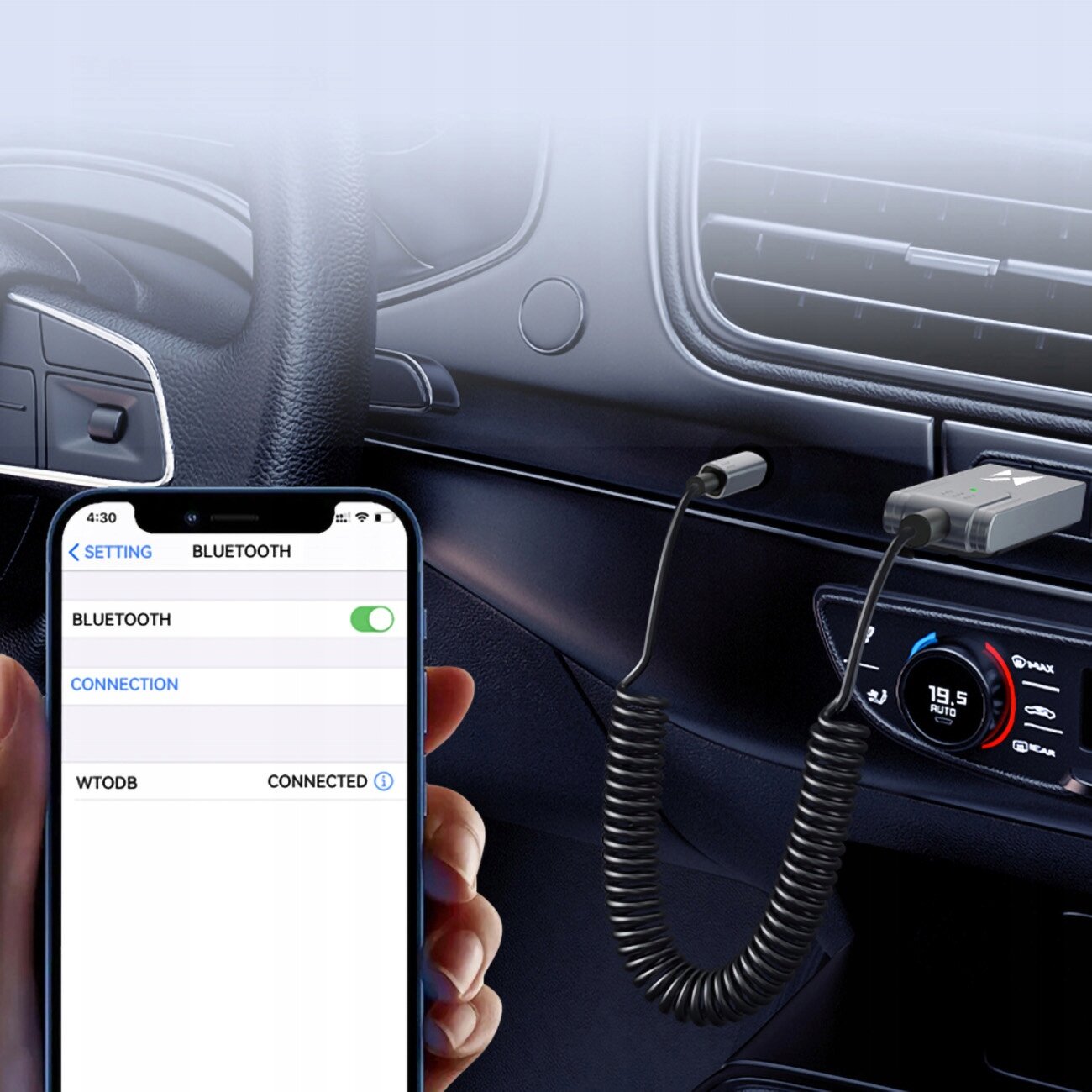 Zdjęcie przedstawia wnętrze samochodu z zamontowanym transmiterem Bluetooth podłączonym do deski rozdzielczej. Na ekranie telefonu widoczny jest tekst: \'SETTING\', \'BLUETOOTH\', \'BLUETOOTH\', \'CONNECTION\', \'WTODB\', \'CONNECTED\'.