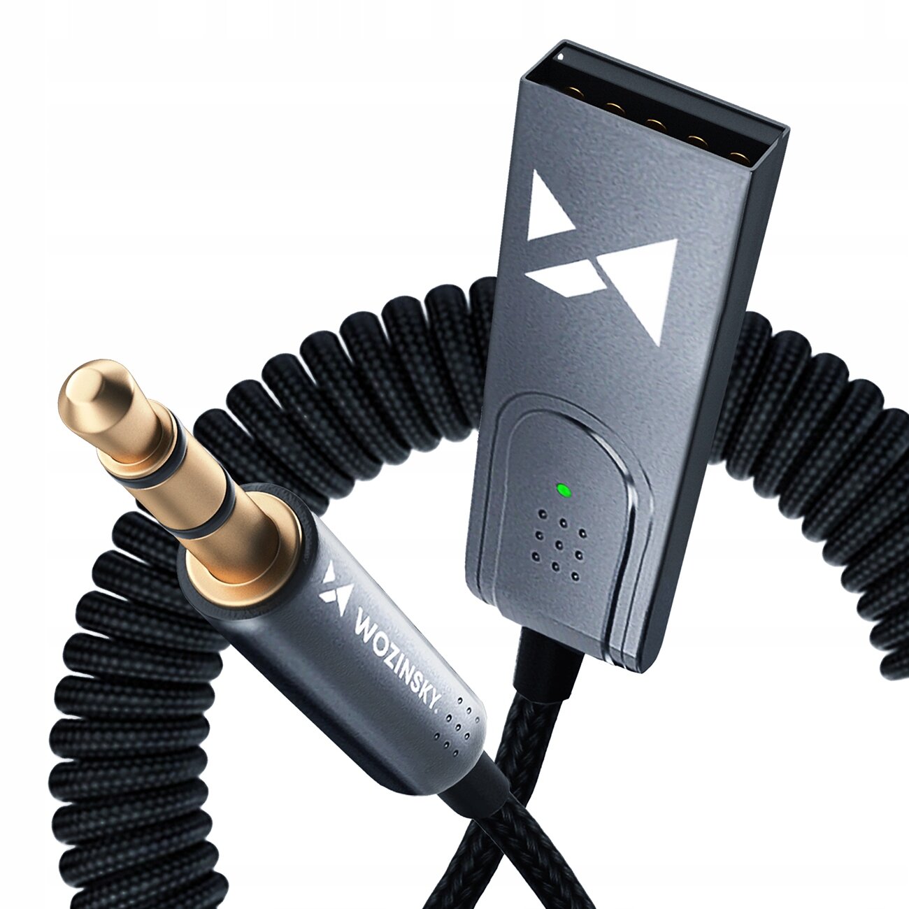 Na obrazie widoczny jest transmiter Bluetooth z wtykiem jack i złączem USB, z logo \'WOZINSKY\'. Kabel jest spiralny, a na urządzeniu znajduje się zielona dioda.