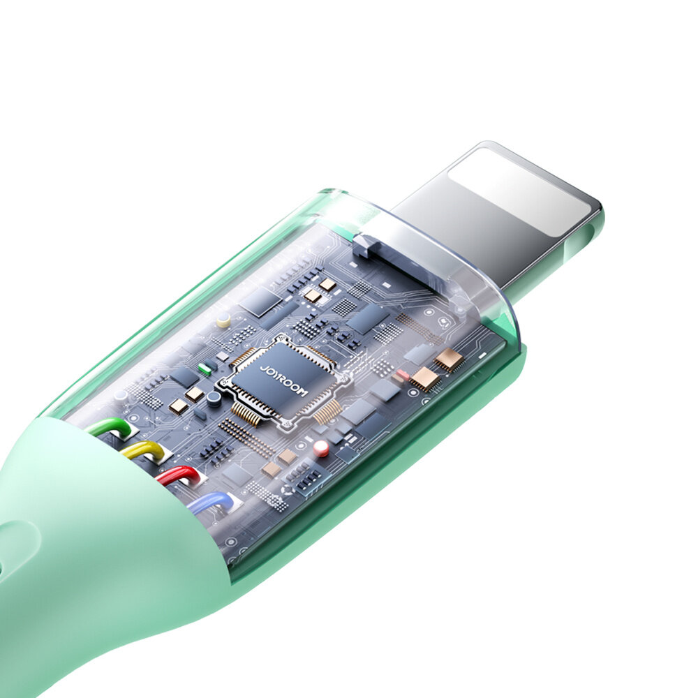 Zbliżenie na końcówkę kabla USB-A/Lightning z widocznymi elementami elektronicznymi i napisem \'JOYROOM\'. Obudowa jest przezroczysta, a kabel ma zielony kolor.