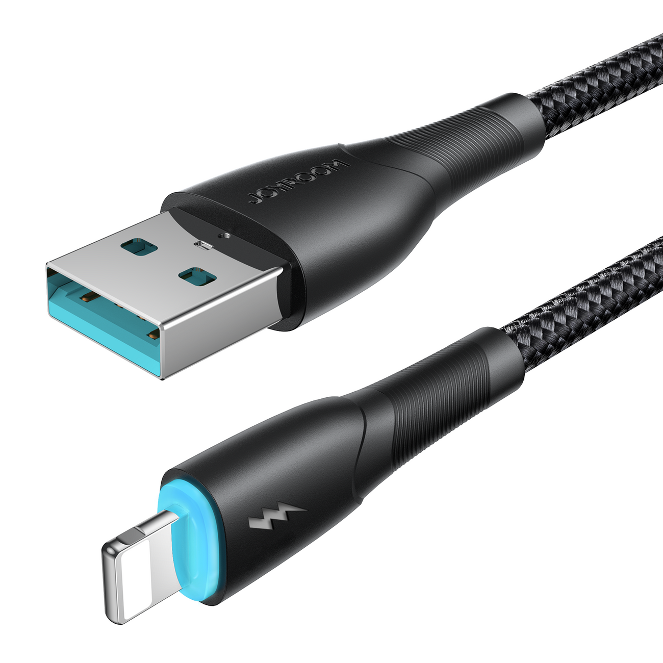 Na obrazie widoczny jest czarny kabel USB-A z końcówką Lightning, posiadający plecioną osłonę i podświetlenie przy złączu Lightning. Na wtyczce USB widnieje napis \'JOYROOM\'.