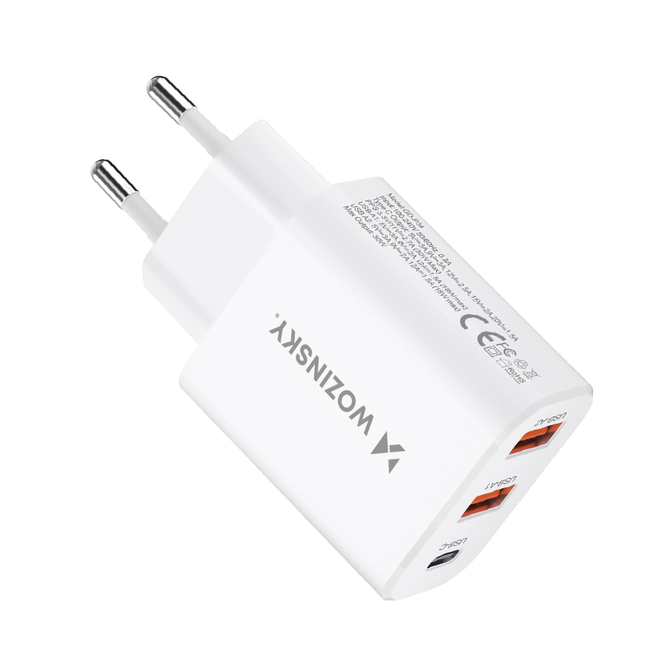 Biała ładowarka sieciowa z logo \'WOZINSKY\', posiadająca dwa porty USB-A i jeden port USB-C. Widoczne są także oznaczenia techniczne oraz certyfikaty CE na obudowie.