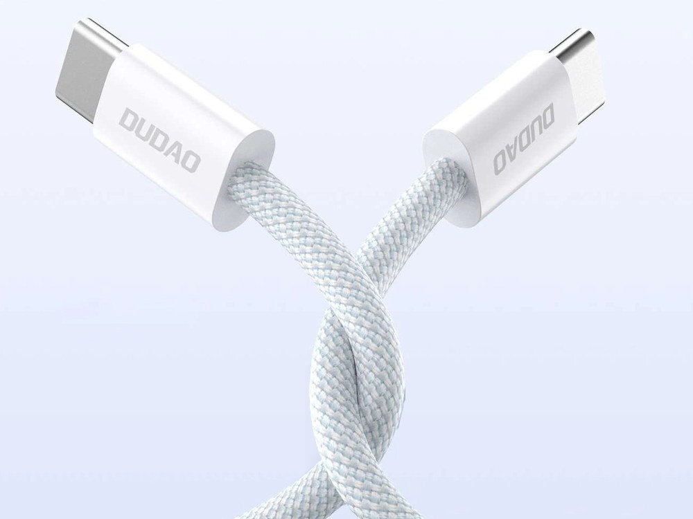 Kabel DUDAO L6C USB-C do USB-C Dudao L6C wzmocniony oplot oplot z włókna węglowego odporność przewodu na zginanie, skręcanie i codzienne użytkowanie - kabel podłączony do smartfona - końcówki zaplątane wokół siebie