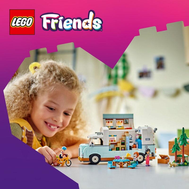 Na obrazie widoczny jest zestaw LEGO Friends z kamperem, figurkami i akcesoriami, a w tle uśmiechnięte dziecko. W lewym górnym rogu znajduje się logo LEGO Friends na różowym tle.