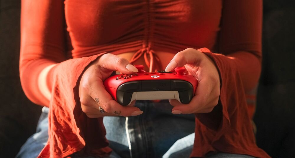 Kontroler MICROSOFT Xbox komunikację bezprzewodową Xbox Wireless i Bluetooth połączenie przewodowe portu USB-C - kontroler trzymany w ręku mężczyzny