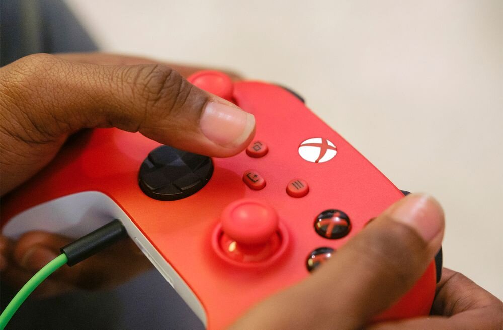 Kontroler MICROSOFT Xbox Wyjście słuchawkowe 3,5 mm kompatybilnych słuchawek bezpośrednio do kontrolera - kontroler trzymany w ręku