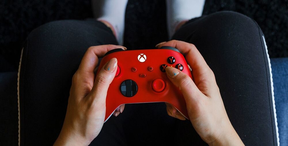 Kontroler MICROSOFT Xbox funkcję wibracji drgania Wygodna konstrukcja odpowiednio rozmieszczone elementy sterujące - kontroler trzymany w ręku w pobliżu klawiatury