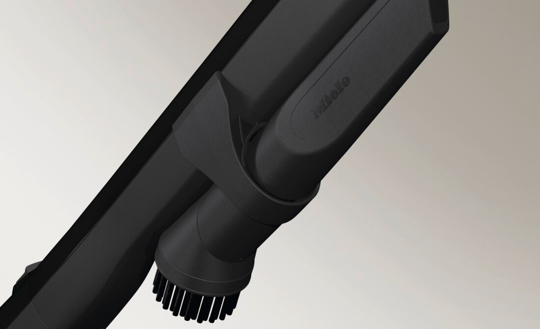 Czarna końcówka odkurzacza z widocznym logo \'Miele\'.