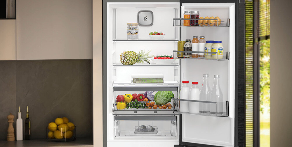 LODÓWKA WHIRLPOOL WHK25364W4E wizualizacja otwarta chłodziarka wnetrze balkoniki półki wygodne praktyczne przechowywanie półki balkoniki dłuższa świeżość