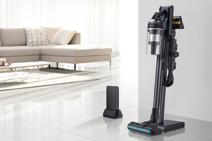 Odkurzacz marki Samsung w nowoczesnym, oświetlonym salonie 