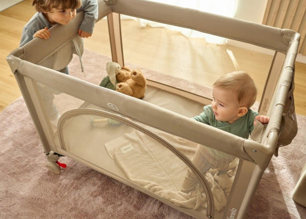 Łóżeczko turystyczne LIONELO Laura Beżowy wygląd wizualizacja prezentacja design Funkcjonalność w kompaktowej formie Wygodne rozwiązanie