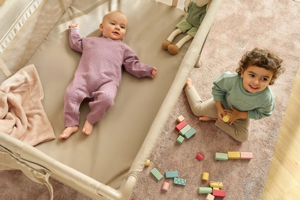 Łóżeczko turystyczne LIONELO Laura Beżowy Bezproblemowe użytkowanie z łatwym systemem składania i rozkładania intuicyjna konstrukcja opieka