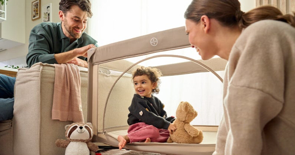 Łóżeczko turystyczne LIONELO Laura Beżowy Dwa zastosowania w jednym Funkcja 2w1 wygodnego miejsca do spania bezpiecznego kojca do zabawy