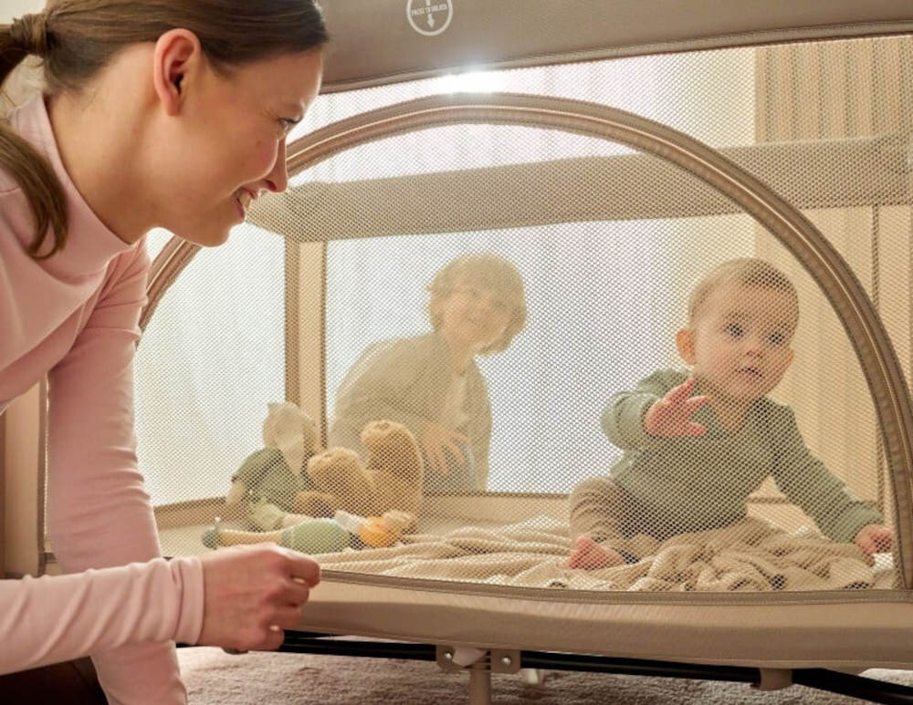 Łóżeczko turystyczne LIONELO Laura Beżowy Przewiewne i bezpieczne ścianki Boki wykonane z siateczki optymalna cyrkulacja powietrza komfort snu kontrola boczne wejście z zamkiem  wsparcie