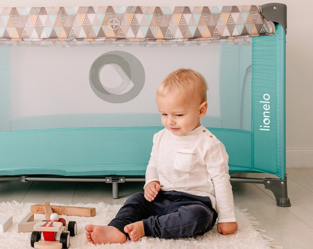 Łóżeczko turystyczne LIONELO Stefi Beżowy Mobilność bez kompromisów Kółka z hamulcem łatwe przemieszczanie solidne nóżki waga