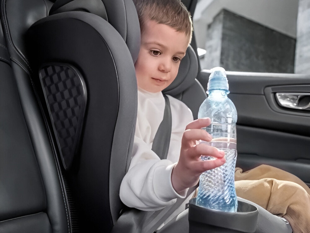 Fotelik samochodowy LIONELO Neal i-Size 100-150 cm (15-36 kg) Szary wnętrze samochodu dziecko siedzi w foteliku wkłada butelkę w uchwyt uchwyt na kubek/butelkę można przekładać w dogodną pozycję napój zawsze pozostaje pod ręką dziecka ułatwia podawanie wody lub soku w trakcie podróży ogranicza bałagan pozwala dziecku samodzielnie korzystać z napoju organizacja przestrzeni