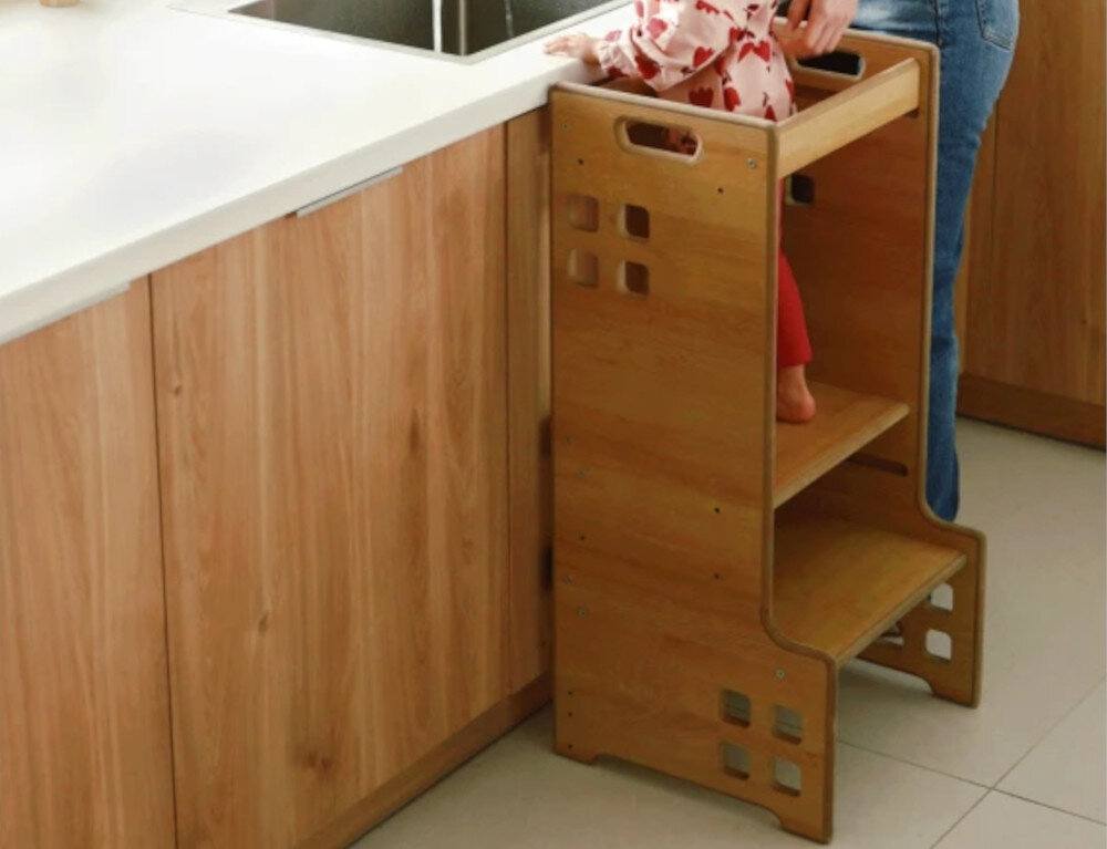 Pomocnik kuchenny LIONELO 2W1 Cass Czarny Komfort przy blacie wysokość dopasowanie  Regulowany podnóżek na trzech poziomach 