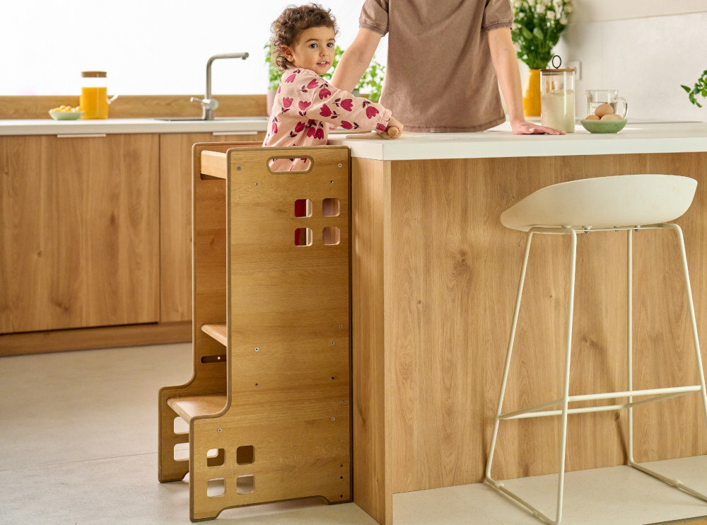 Pomocnik kuchenny LIONELO 2W1 Cass Biały Uniwersalne zastosowanie  wspiera malucha przy blacie, a później zmienia się w praktyczną biblioteczkę spójny wygląd wnętrza