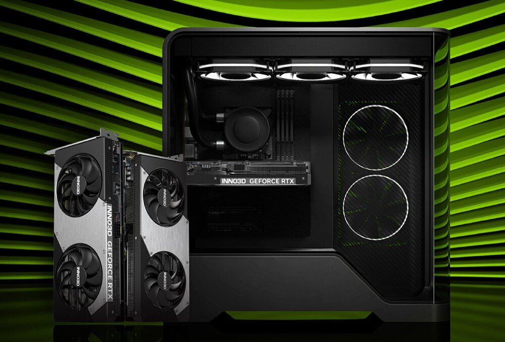 Obraz przedstawia otwartą obudowę komputera z widoczną kartą graficzną INNO3D GeForce RTX oraz trzema wentylatorami na górze. W tle widoczne są zielone, poziome pasy.